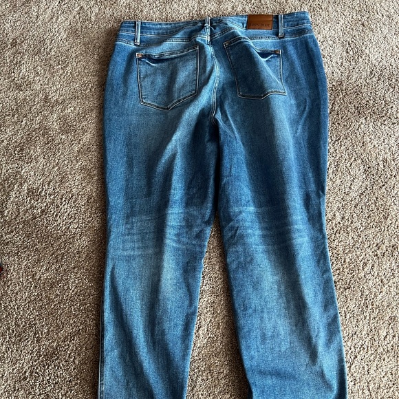 Faded Judy Blue Boyfriend Fit Mid Rise Rigid Magic Frayed Hem Jeans - Picture 5 of 5